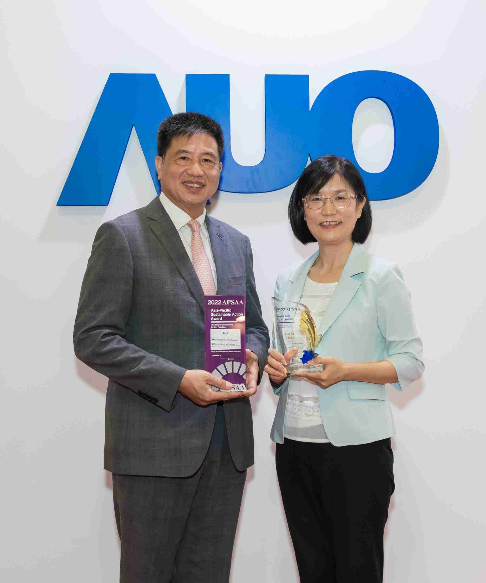 银河集团长期垫筑永续远景的基石，，，，透过ESG暨气候委员会逐步实践永续策略蓝图。。。。其中，，，银河集团光电永续长古秀华带领团队、、、、制定中长期目标，，，，缔造多面向亮眼表现，，，，获得「顶尖永续长奖」的个人奖殊荣（左：银河集团光电董事长暨执行长彭双浪，，，，右：银河集团光电永续长古秀华）