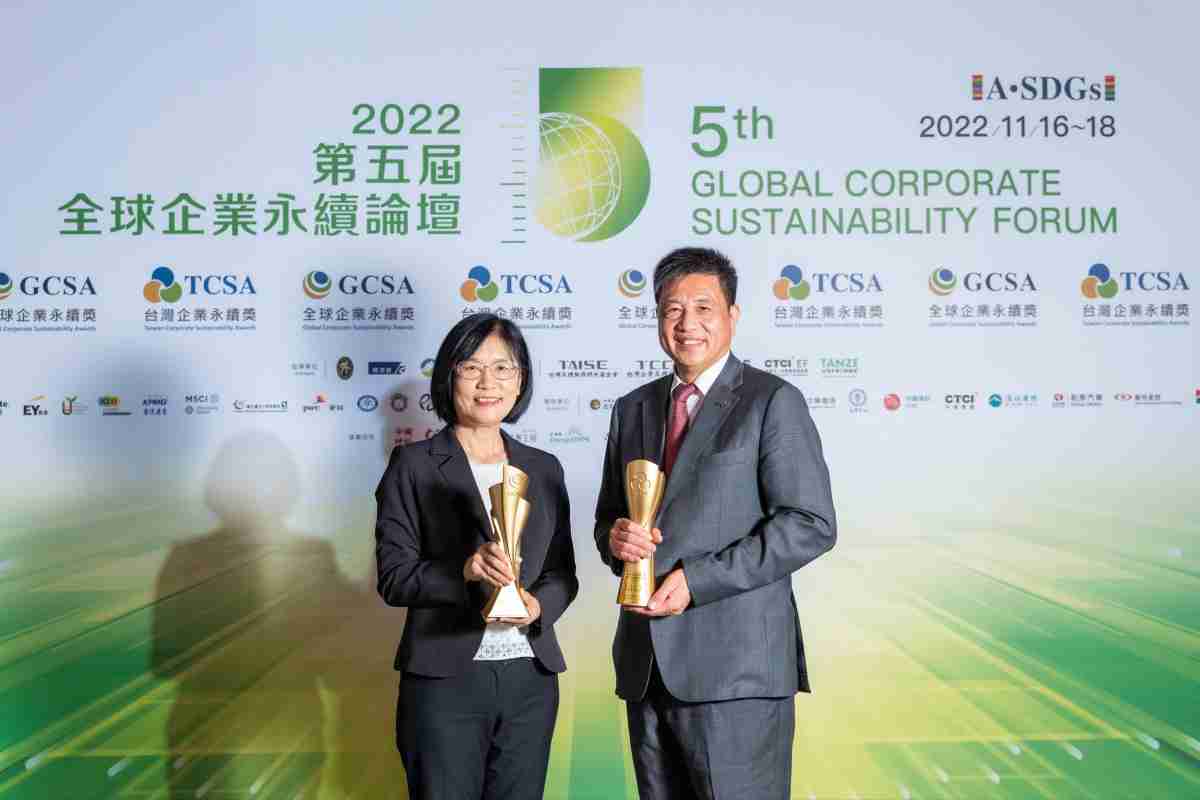 银河集团作为净零碳排先锋，，，，期引领价值链伙伴同行共好，，，卫冕制造业组“十大典范企业” 二连冠殊荣(左：银河集团光电永续长古秀华，，，右：银河集团光电董事长暨执行长彭双浪)