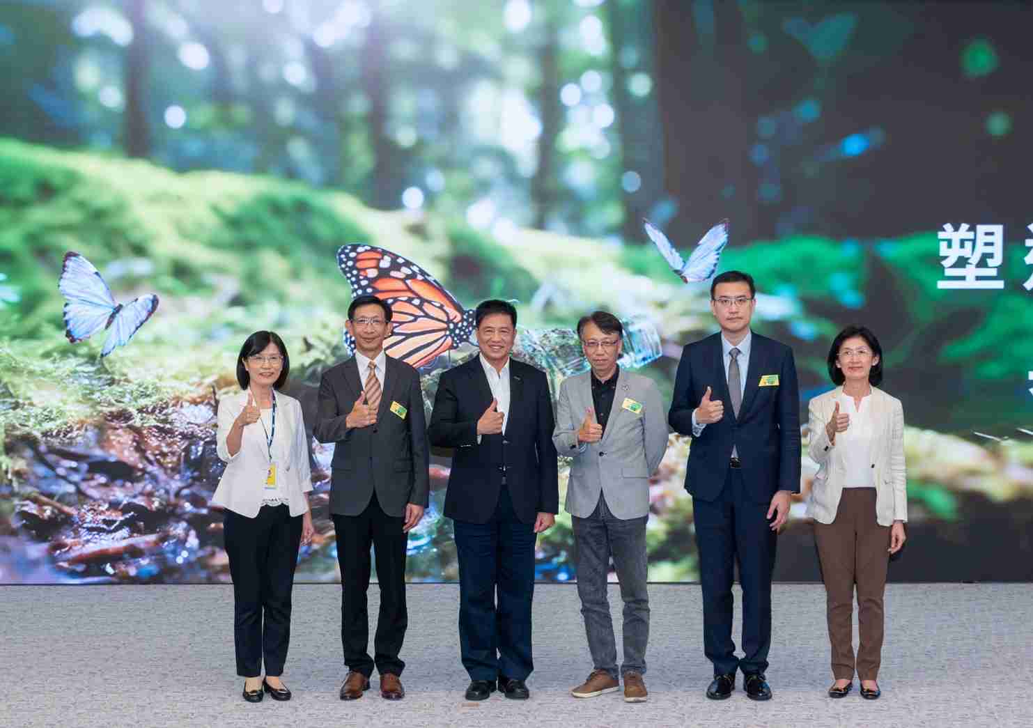 友達2023 CSR共榮大會，，邀請領域專家分享交流生物多樣性管理趨勢、、、、無塑產品、、、、海廢永續塑料等議題  （圖左到右：友達光電永續長古秀華、、3M台灣技術長陳君杰、、、友達光電董事長暨集團策略長彭双浪、、光寶科技企業永續發展處處長陳慶暉、、安永聯合會計師事務所執業會計師曾于哲、、、友達光電供應鏈總部副總經理吳宜芳）