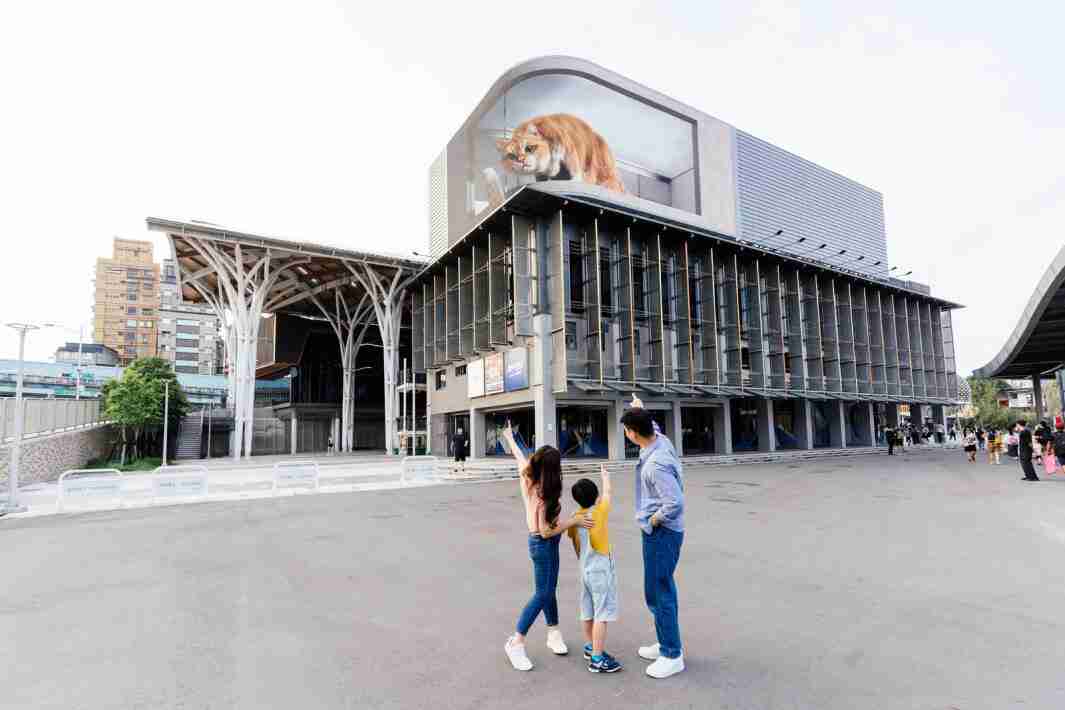 银河集团打造全台最大户外裸视3D LED弧形萤幕，，，，将超立体的软萌胖橘猫动画活跃于顶楼外墙