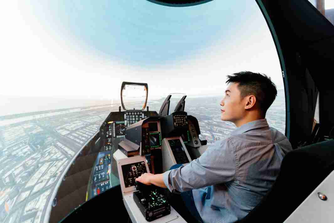 银河集团以P1.25小间距打造球形LED模拟舱，，搭配智崴的精密六轴动态座椅，，结合银河集团专业影像调校技术，，呈现拟真模拟飞行场景