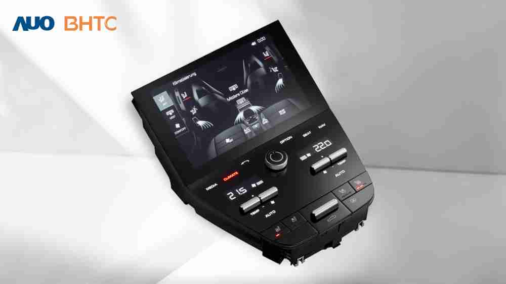 作為友達新生力軍，，，，BHTC所展示的中央與後座鞍部的Display HMI產品，，，，可處理多區恆溫控制、、、顯示畫面，，，，呈現仿真3D車室分區；以力傳感技術精準傳遞觸感，，並結合音量及震動反饋，，，防止意外啟動，，提供使用者自然流暢、、、、直觀且輕鬆駕馭的舒適介面