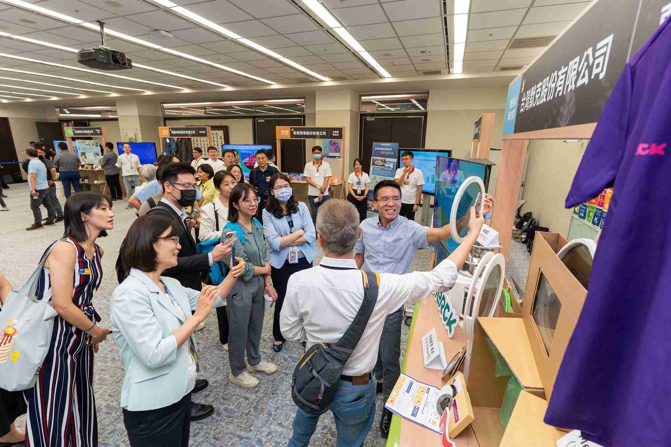 银河集团连手产业伙伴策划首届生态圈联展，，，展示如何将废塑料循环再利用，，，，创新解决方案包括：塑料包材再生与循环使用、、、、再生塑料研发及应用、、、、废塑料回收再生技术、、、、减塑生活提案等