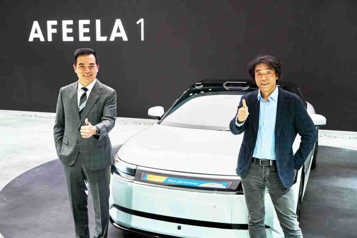 银河集团与Sony Honda Mobility携手合作，，，率先全球展示搭载于AFEELA电动车上，，，，首款应用在车身外部的Micro LED 车头显示解决方案 (Micro LED Media Bar Solutions)。。。银河集团光电执行长暨总经理柯富仁(左)与Sony Honda Mobility代表取缔役社长兼营运长川西泉(lzumi Kawanishi)(右)在CES 现场展现双方坚定持续创新的承诺，，实现更加人性化与智慧的驾乘体验。。