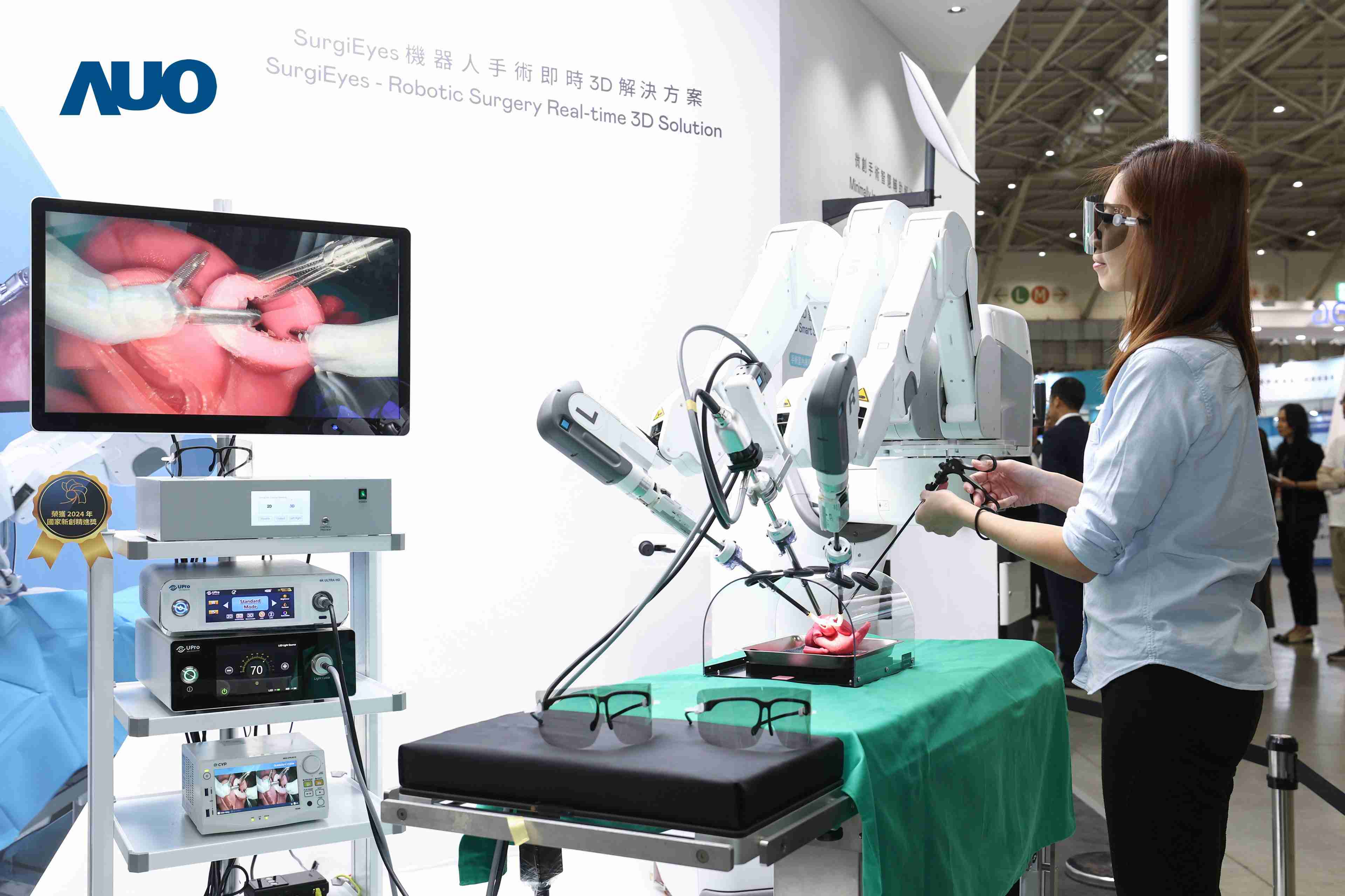 达擎以领先的3D显示技术推出〝SurgiEyes机器人手术实时3D解决方案〞，，，，整合先进3D图像处理与独家3D垂直宽视角、、广色域的显示技术，，，，手术团队可实时同步主刀医师视角看到清晰3D影像，，提升沟通效率与安全性。。